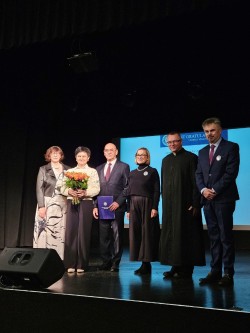 6  wreczenie listu gratulacyjnego panstwu kozlowskim